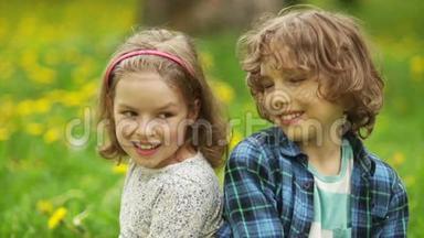 兄妹俩坐在蒲公英的草地上。 青春的爱，男孩和女孩，春天的热，温柔的感情